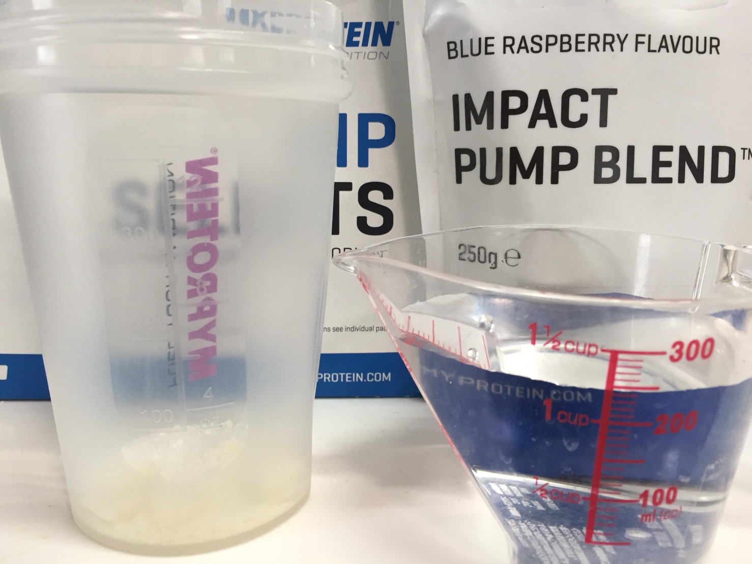 IMPACTパンプブレンド「BLUE RASPBERRY FLAVOUR(ブルーラズベリー味)」を250mlの水に溶かしていきます。