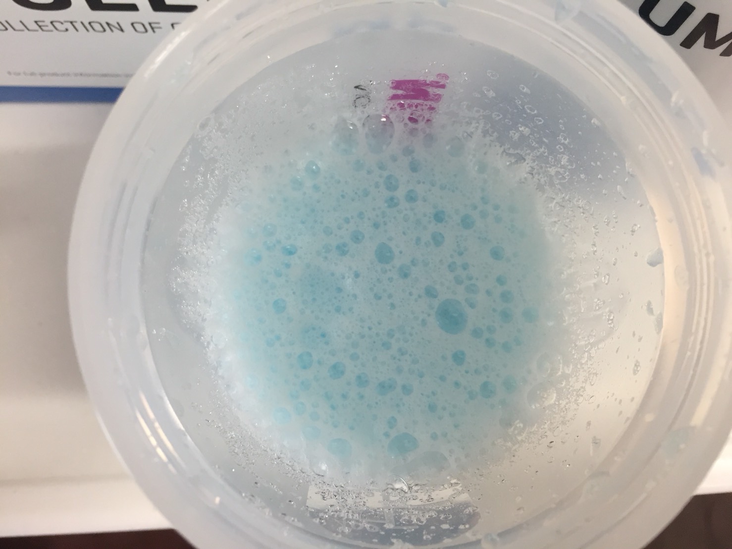 IMPACTパンプブレンド「BLUE RASPBERRY FLAVOUR(ブルーラズベリー味)」をシェイクした直後の様子。