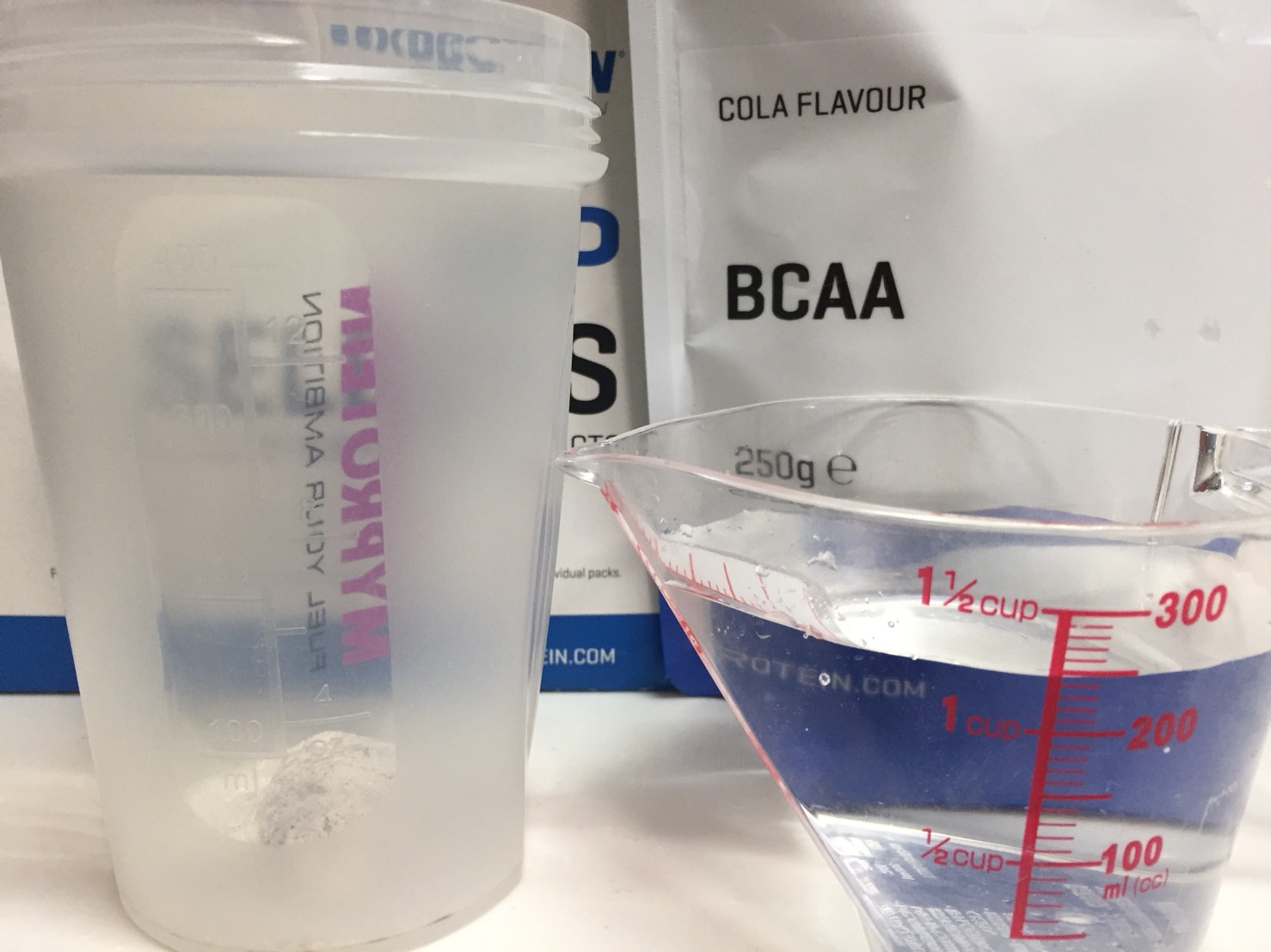 BCAA「コーラ味(COLA FLAVOUR)」を250mlの水に溶かします。