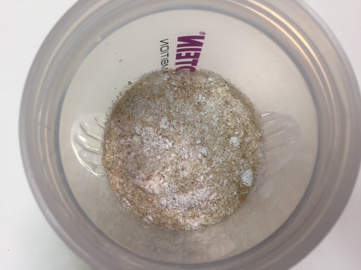 BCAA「コーラ味(COLA FLAVOUR)」に水を注いだ直後の様子