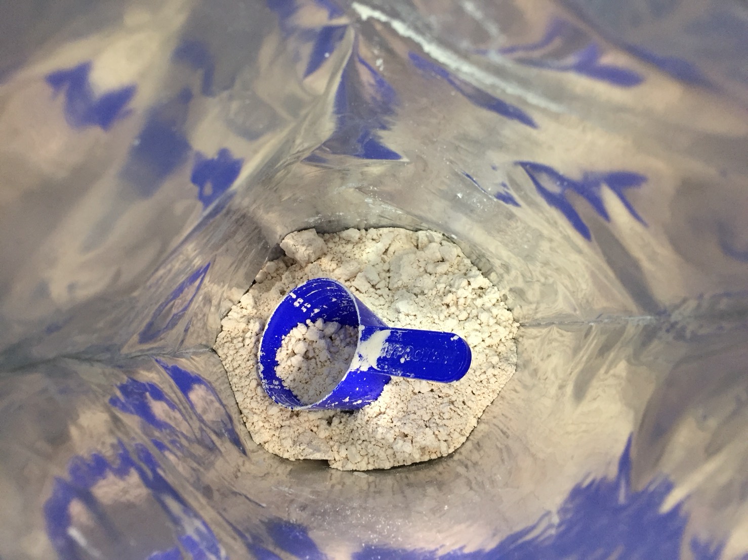 INSTANT OATS(インスタントオーツ)「STRAWBERRY CREAM FLAVOUR(ストロベリークリーム味)」を開封した様子