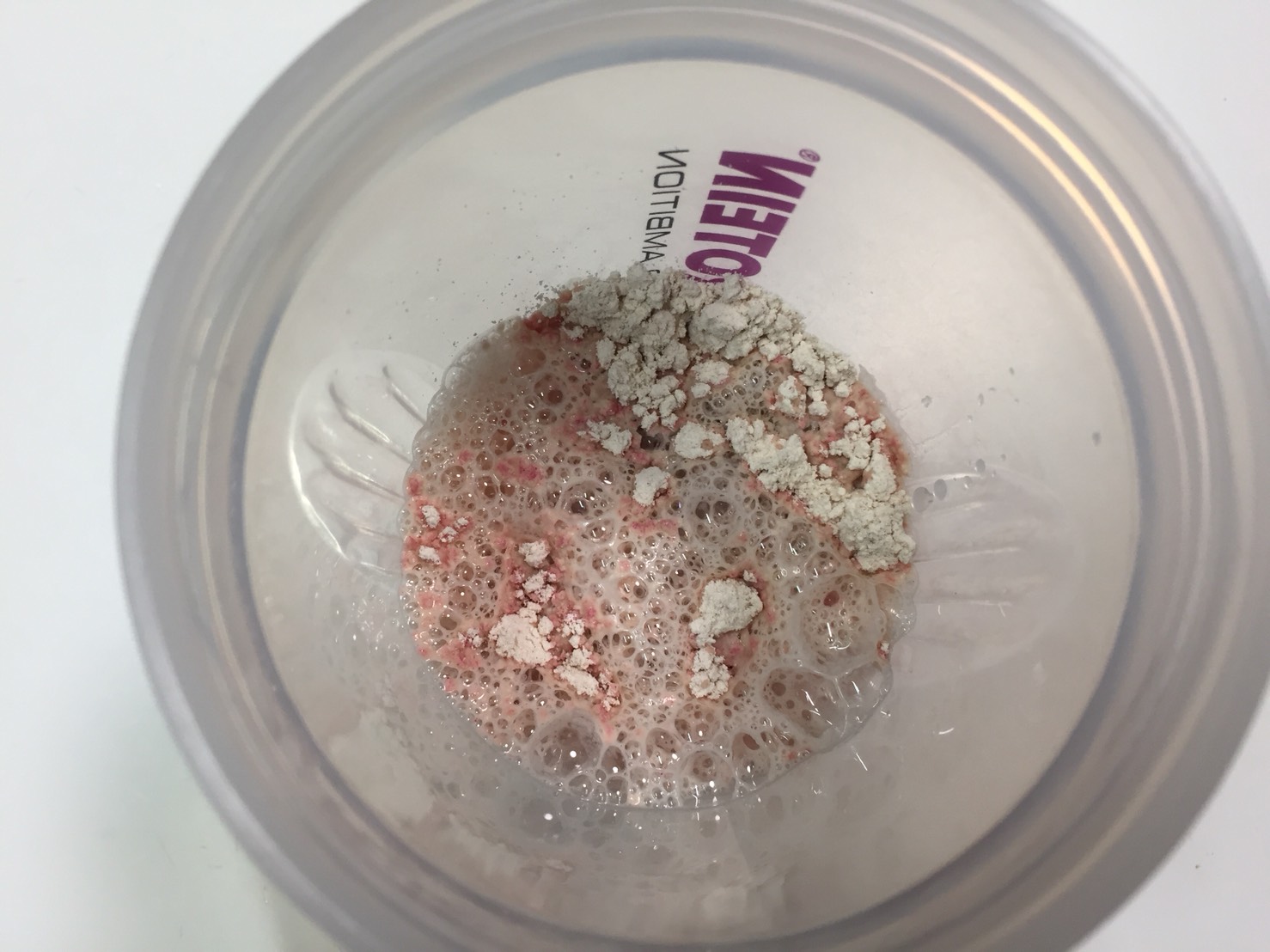 INSTANT OATS(インスタントオーツ)「STRAWBERRY CREAM FLAVOUR(ストロベリークリーム味)」に水を注いだ直後の様子