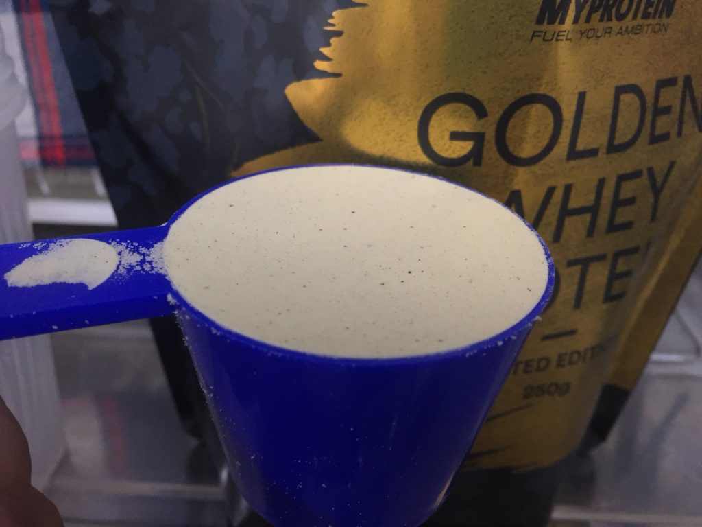 マイプロテインの「ゴールデンホエイプロテイン」をレビュー。ミルクシェーキに近い味でプロテインとしては甘みが強い【WPC】 | リザルトブログ