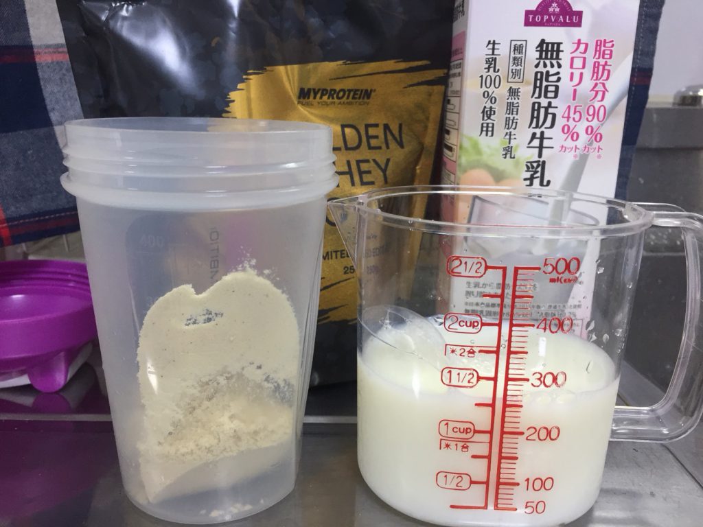 ゴールデンホエイプロテインを250mlの無脂肪牛乳に溶かします