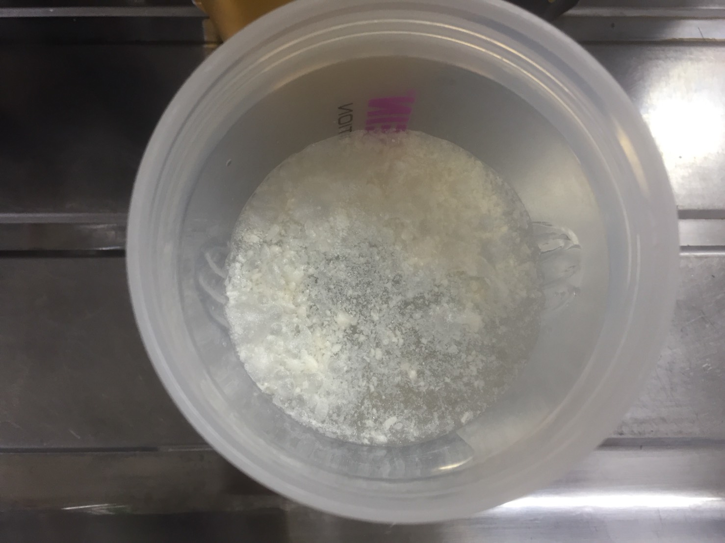 BCAA「プロセッコ風」に水を注いだ直後の様子