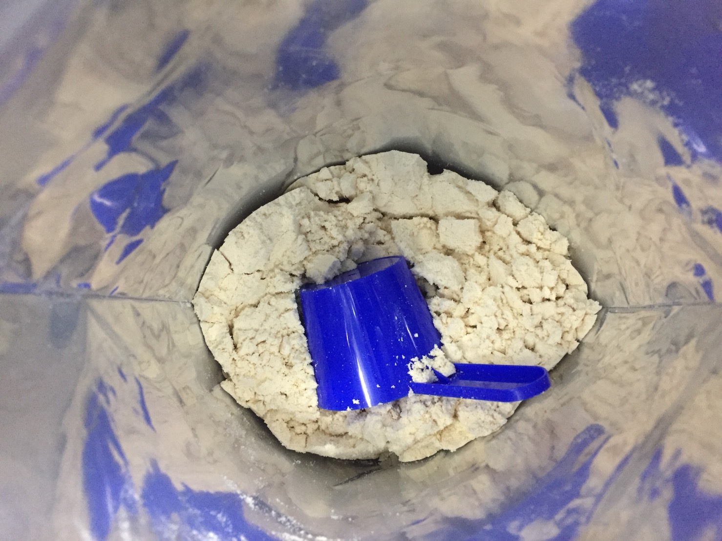 【WPC】Impactホエイプロテイン「プラム味」を開封した様子
