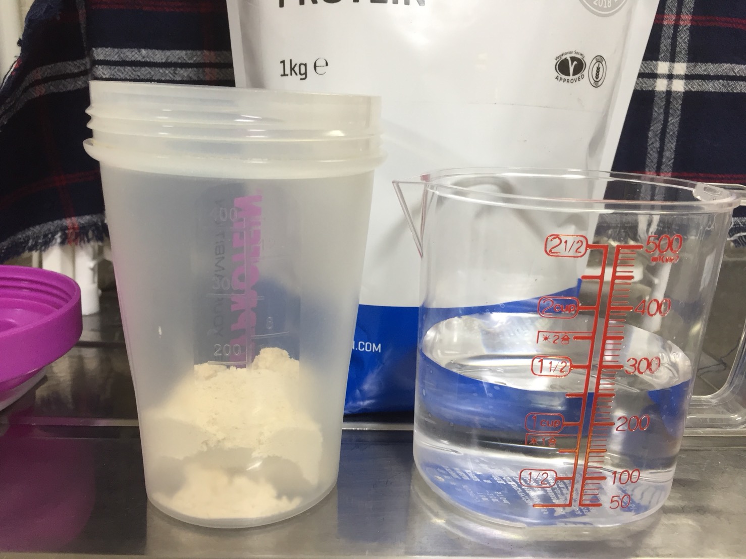 【WPC】Impactホエイプロテイン「プラム味」を250mlの水に溶かします。