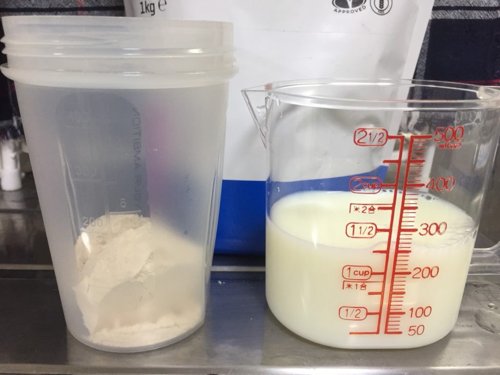 【WPC】Impactホエイプロテイン「プラム味」を250mlの無脂肪牛乳に溶かしてみます。
