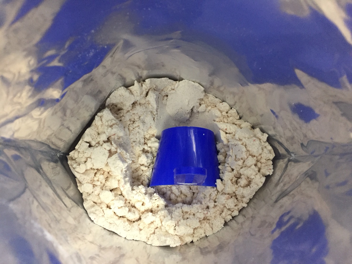 【WPC】Impactホエイプロテイン「サマーフルーツ味」を開封した様子