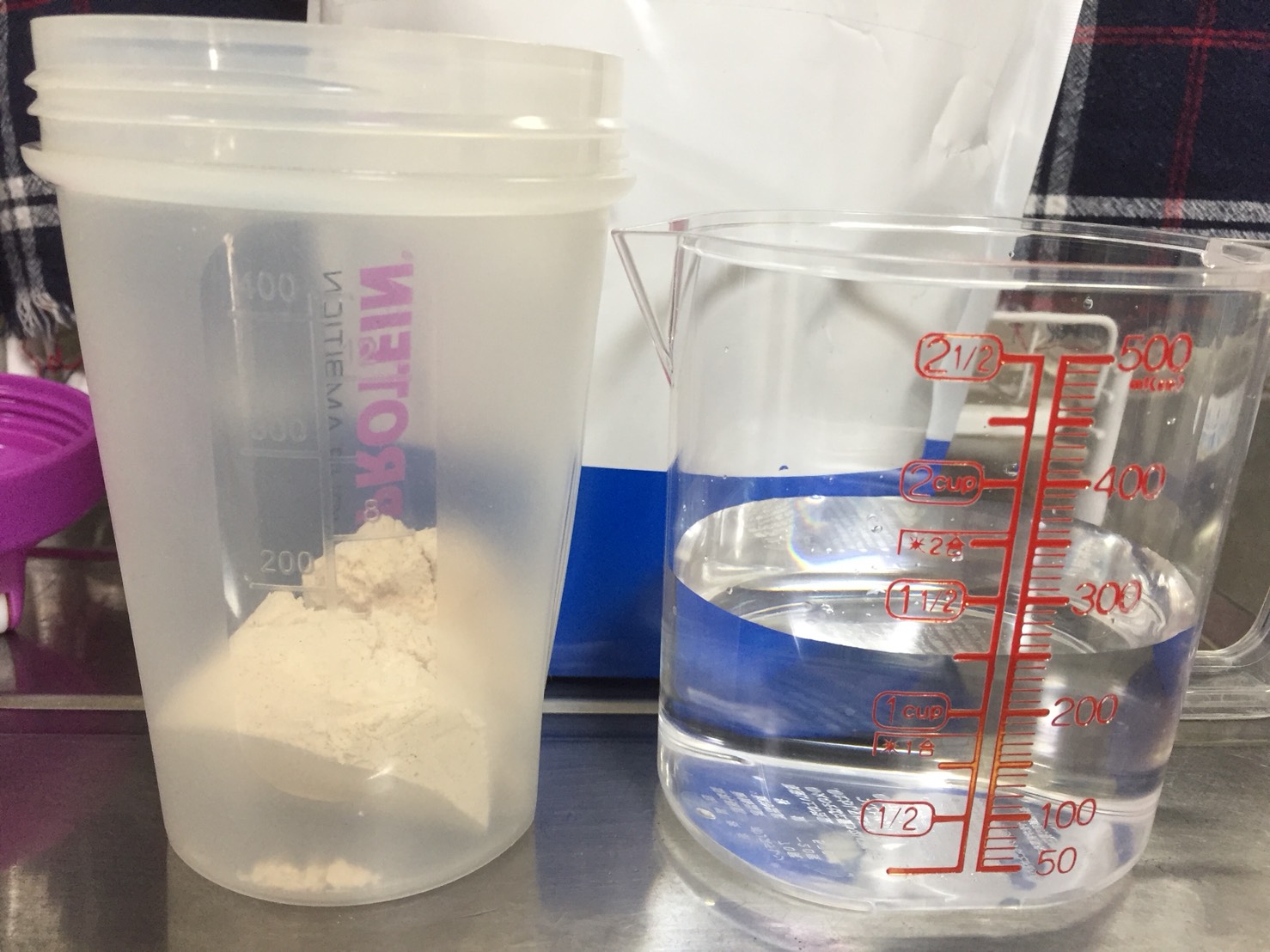 【WPC】Impactホエイプロテイン「サマーフルーツ味」を250mlの水に溶かします