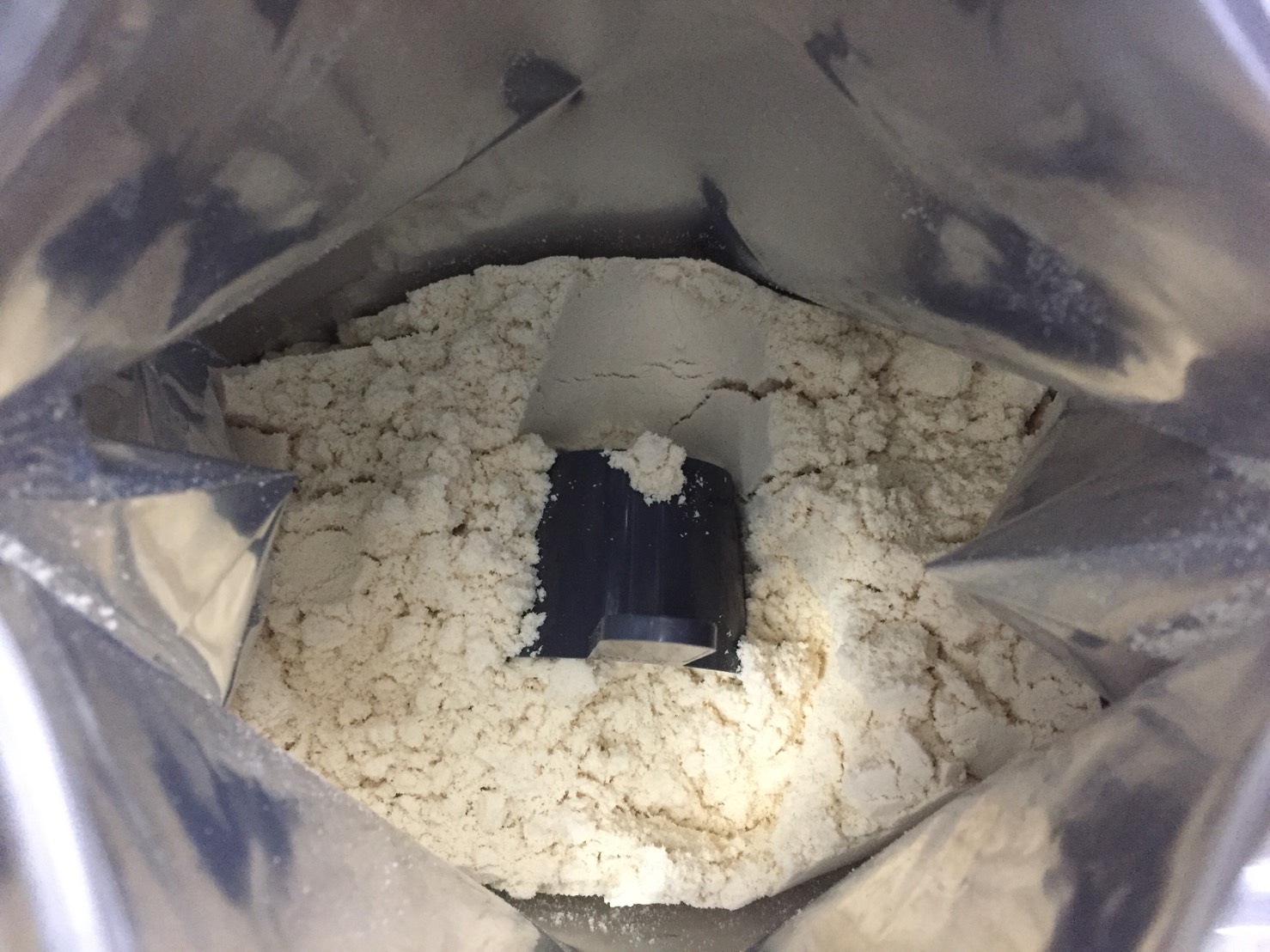 【WPC】Impactホエイプロテイン「チェリーヨーグルト味」を開封した様子