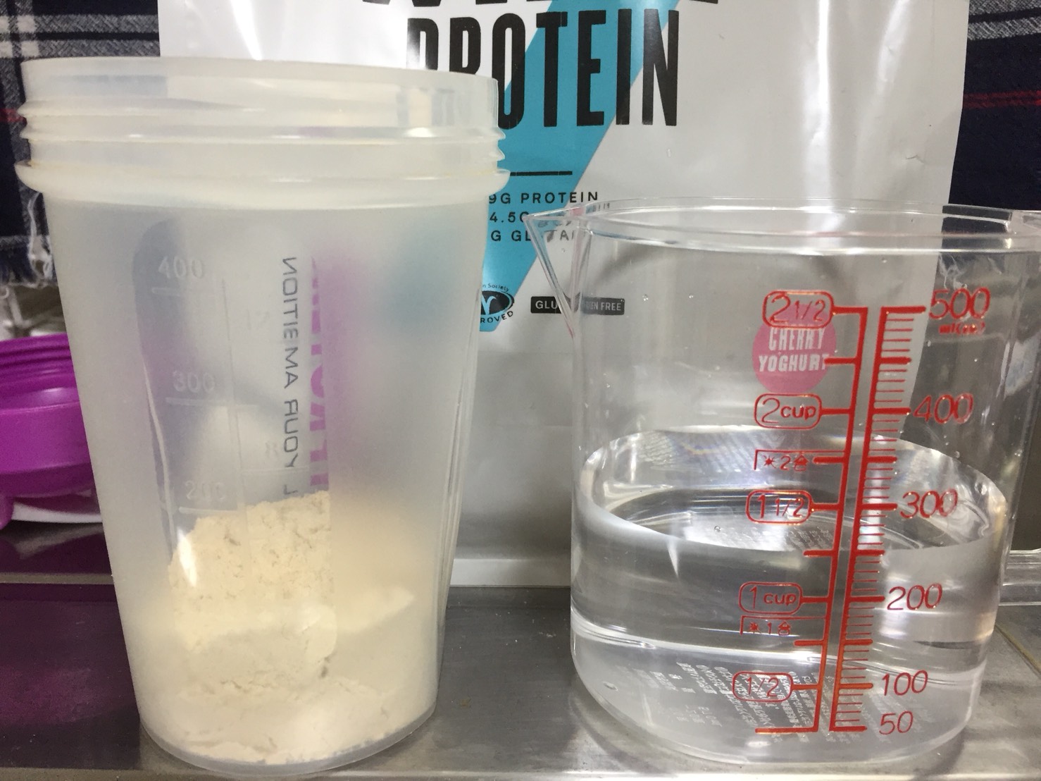 【WPC】Impactホエイプロテイン「チェリーヨーグルト味」を250mlの水に溶かしていきます。