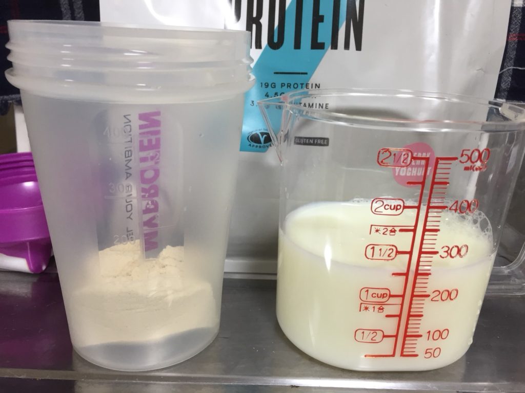 【WPC】Impactホエイプロテイン「チェリーヨーグルト味」を250mlの無脂肪牛乳に溶かしていきます。