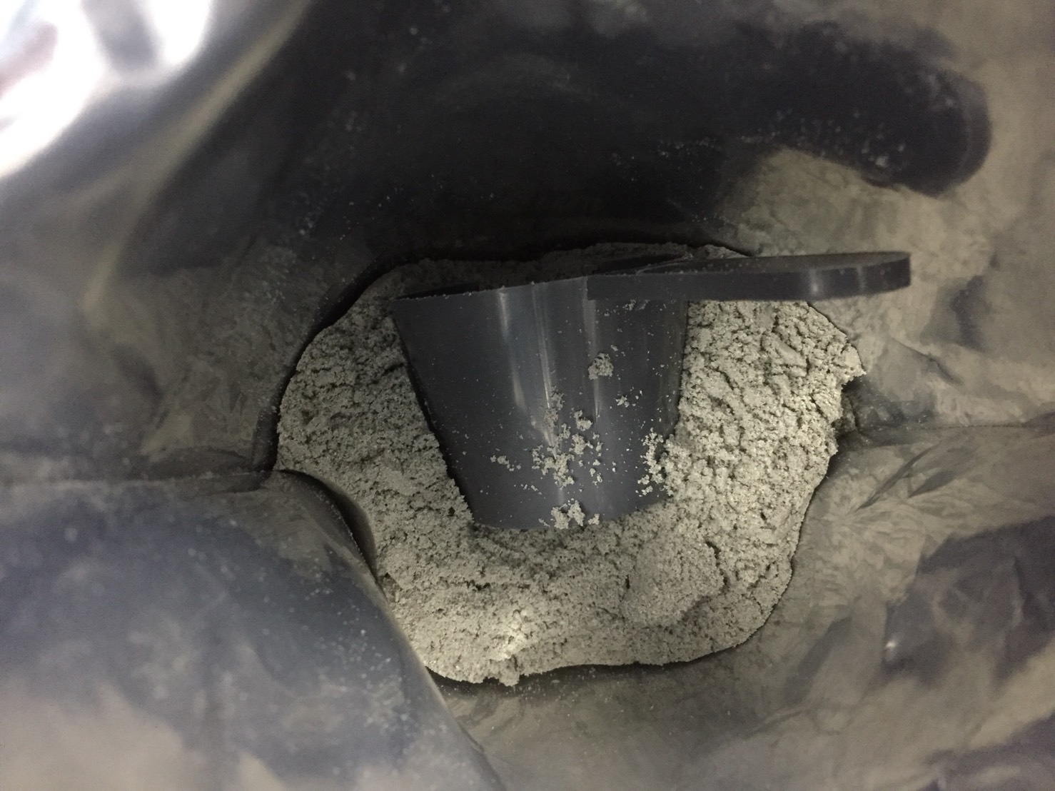 【WPC】Impactホエイプロテイン「黒ゴマ味」を開封した様子