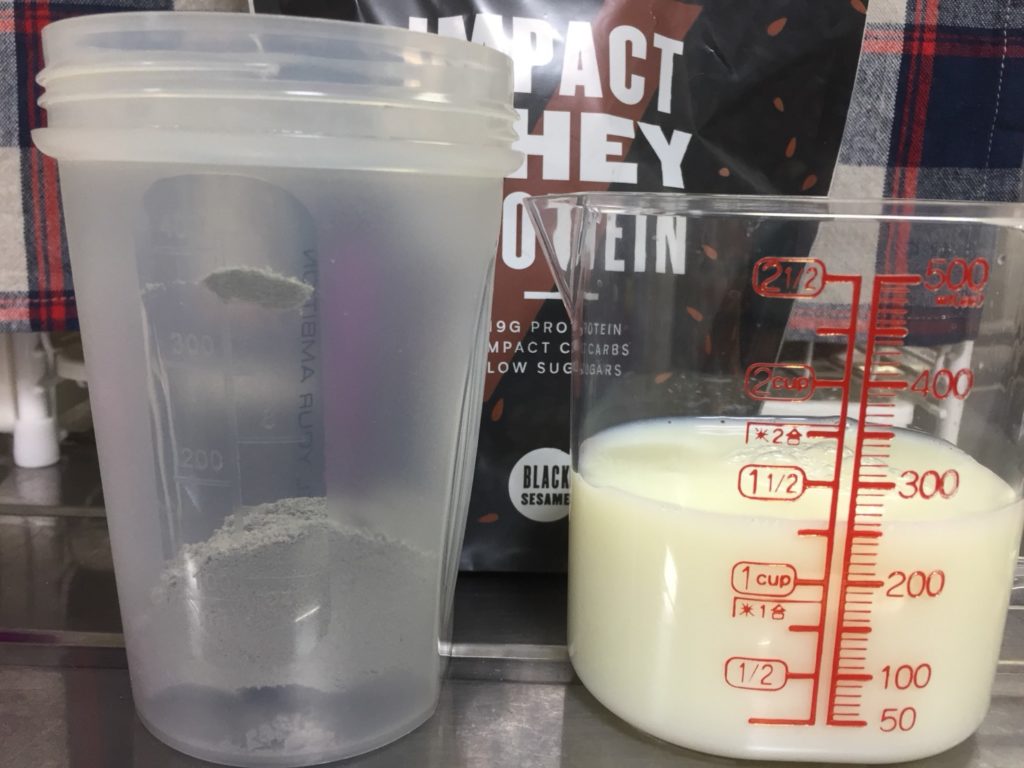 【WPC】Impactホエイプロテイン「黒ゴマ味」を250mlの無脂肪牛乳に溶かします