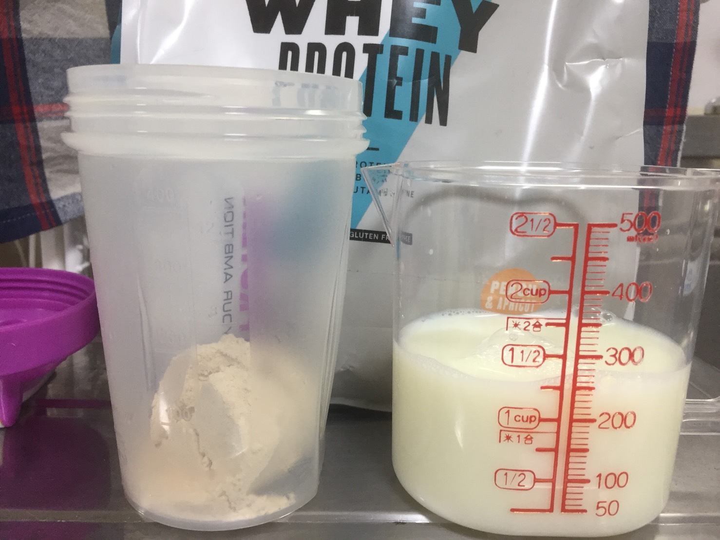 【WPC】Impactホエイプロテイン「ピーチアプリコット味」を250mlの無脂肪牛乳に溶かします。