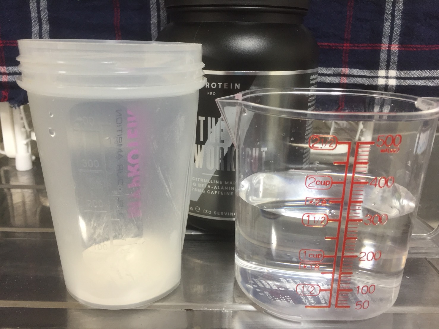 THEプレワークアウト(旧:マイプレ2.0)ブルーラズベリー味を300mlの水に溶かします。