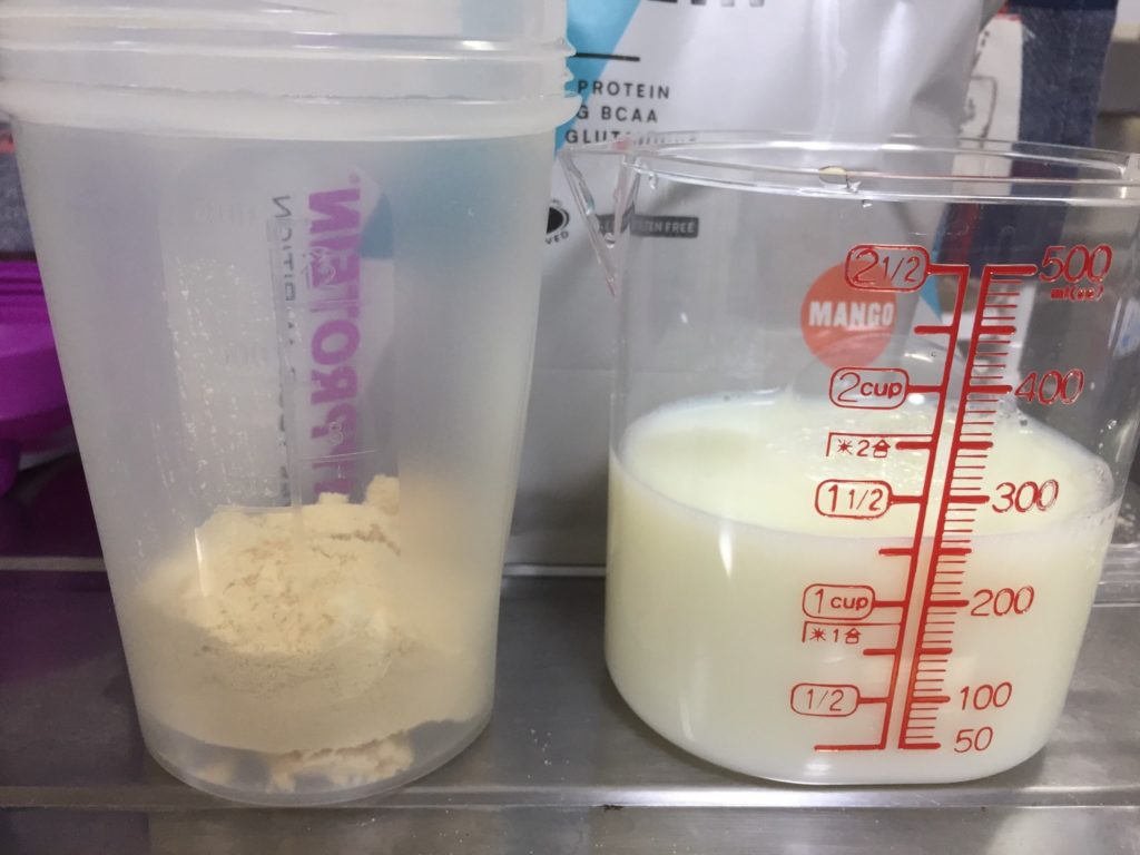 【WPC】Impactホエイプロテイン「マンゴー味」を250mlの牛乳に溶かしていきます