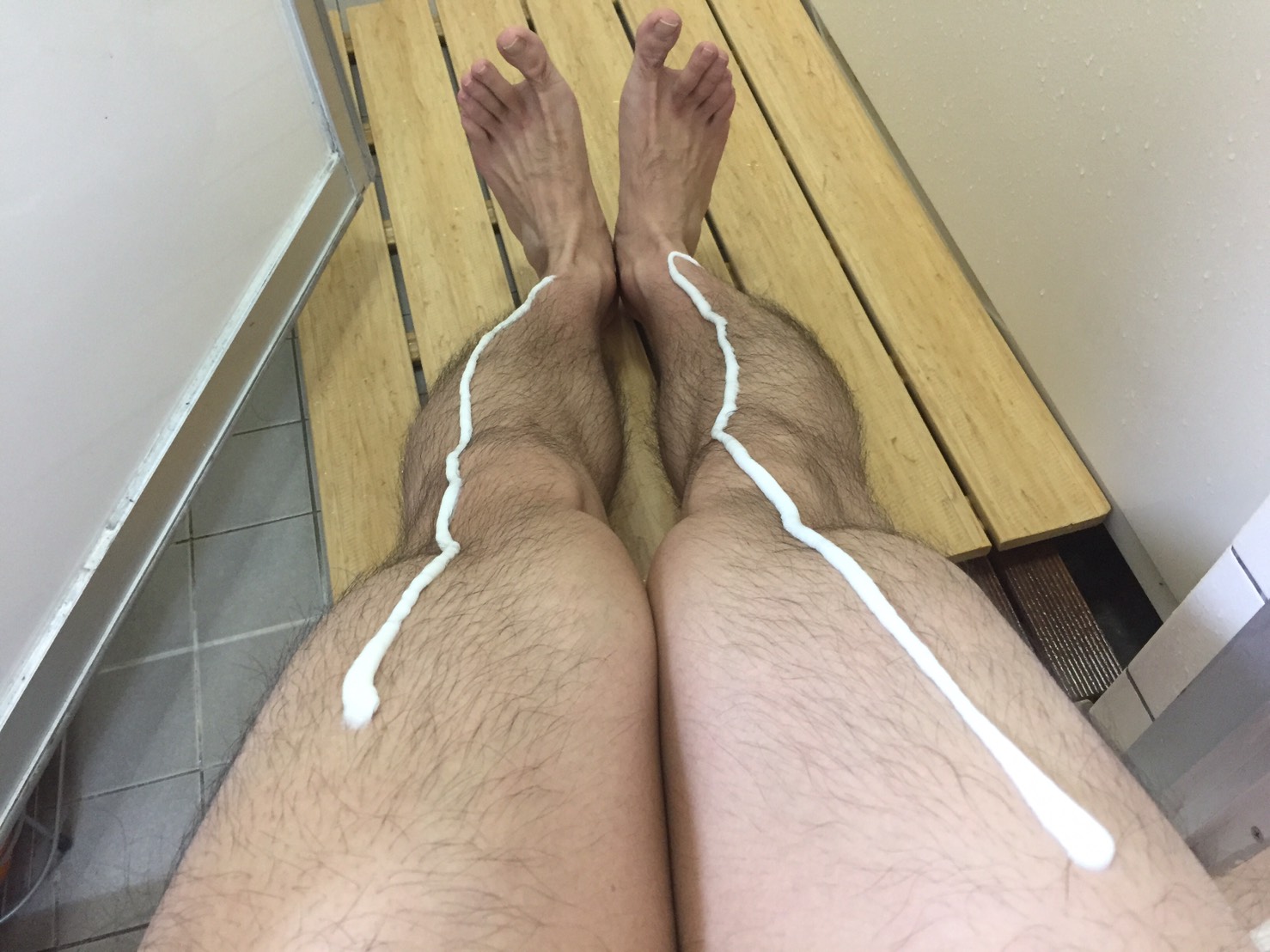 お風呂場で除毛クリームを塗っていきます