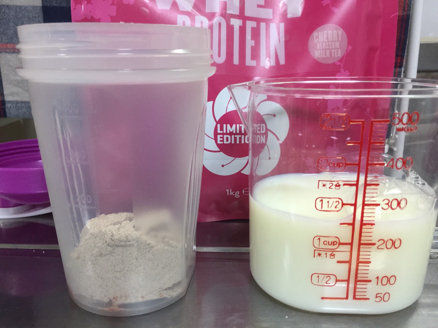 【WPC】Impactホエイプロテイン「チェリーブロッサムミルクティー味」を250mlの無脂肪牛乳に溶かします。