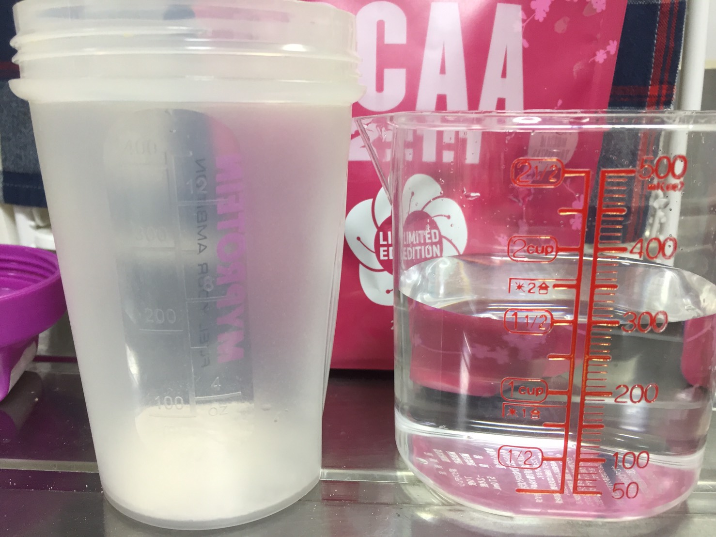BCAA「チェリーブロッサムラズベリー」を300mlの水に溶かしていきます。