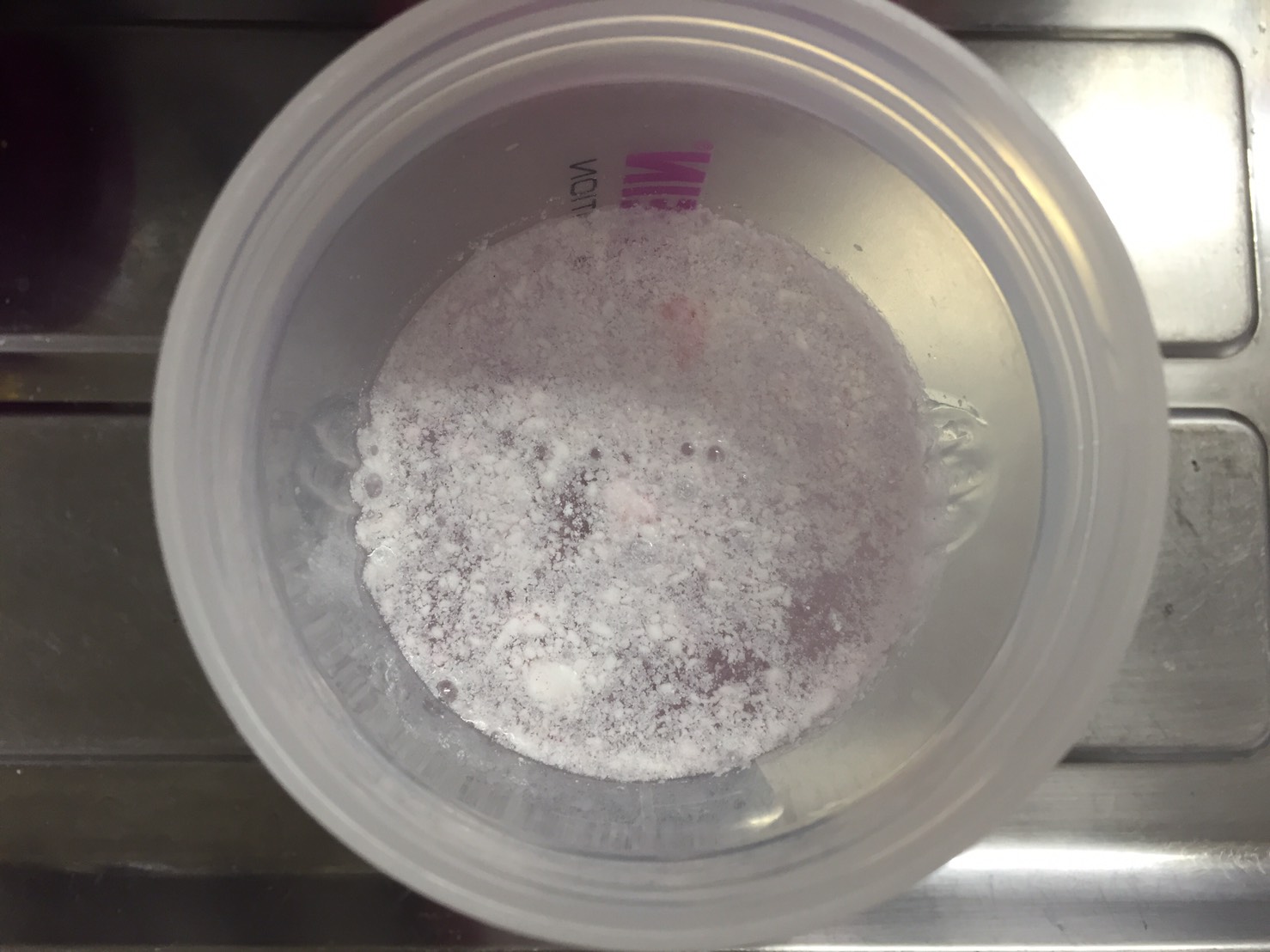 BCAA「チェリーブロッサムラズベリー」に水を注いだ直後の様子