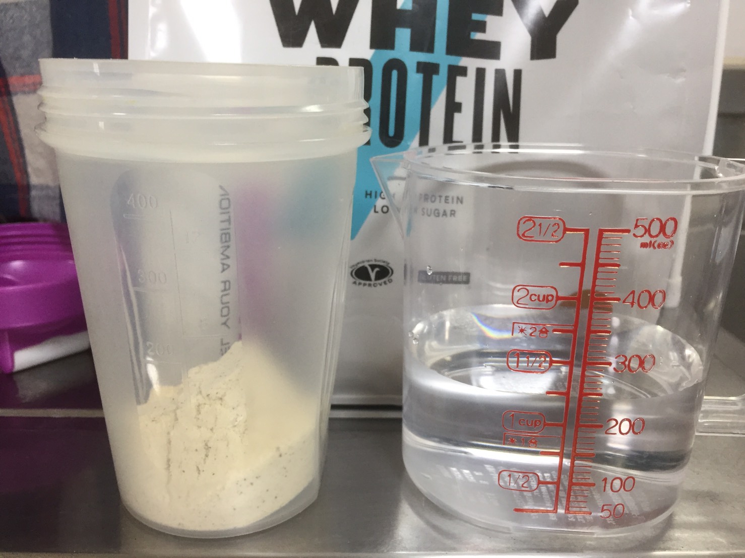 Impactホエイプロテインヘーゼルナッツ味を250mlの水に溶かします。