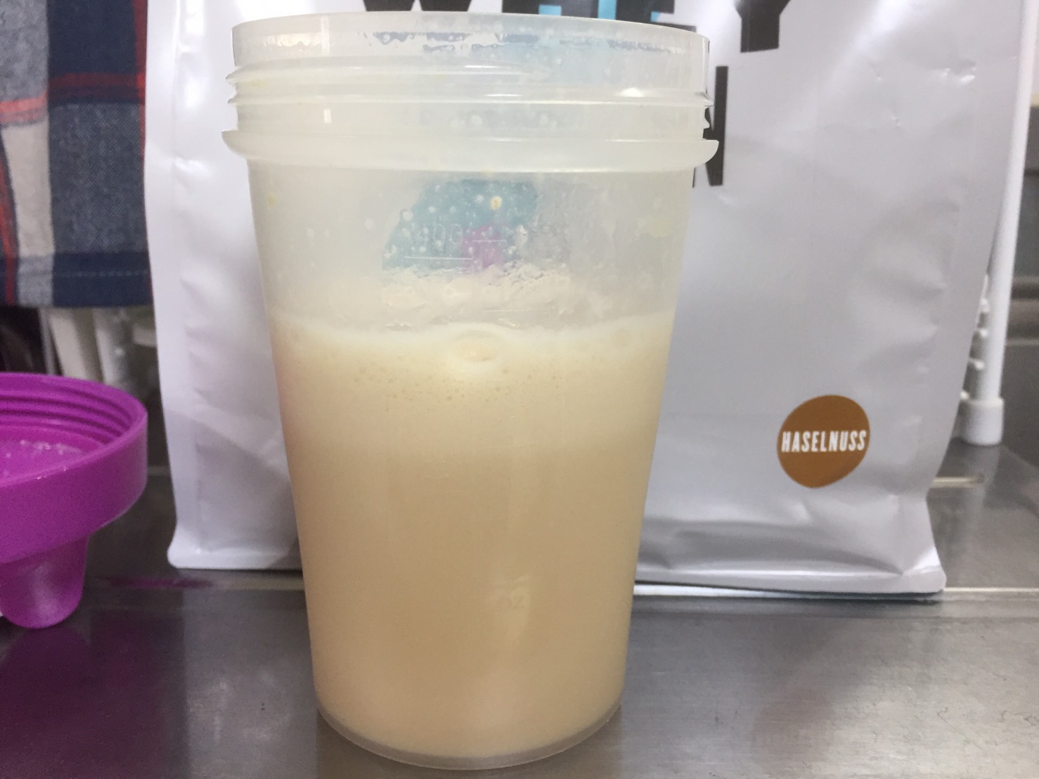 ヘーゼルナッツ味を横から撮影した様子