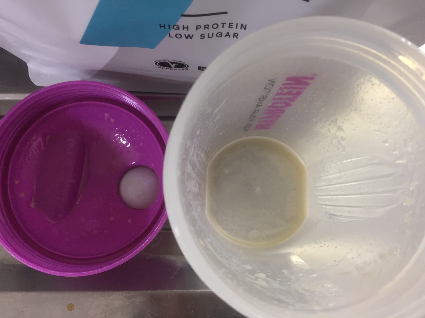 ヘーゼルナッツ味を飲み終えた様子