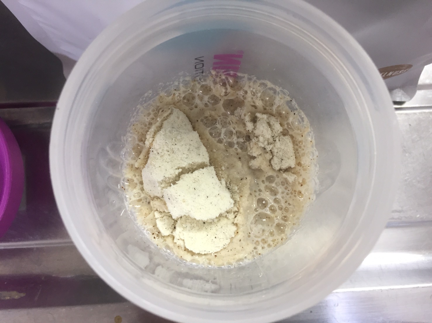 ヘーゼルナッツ味を牛乳に溶かした様子