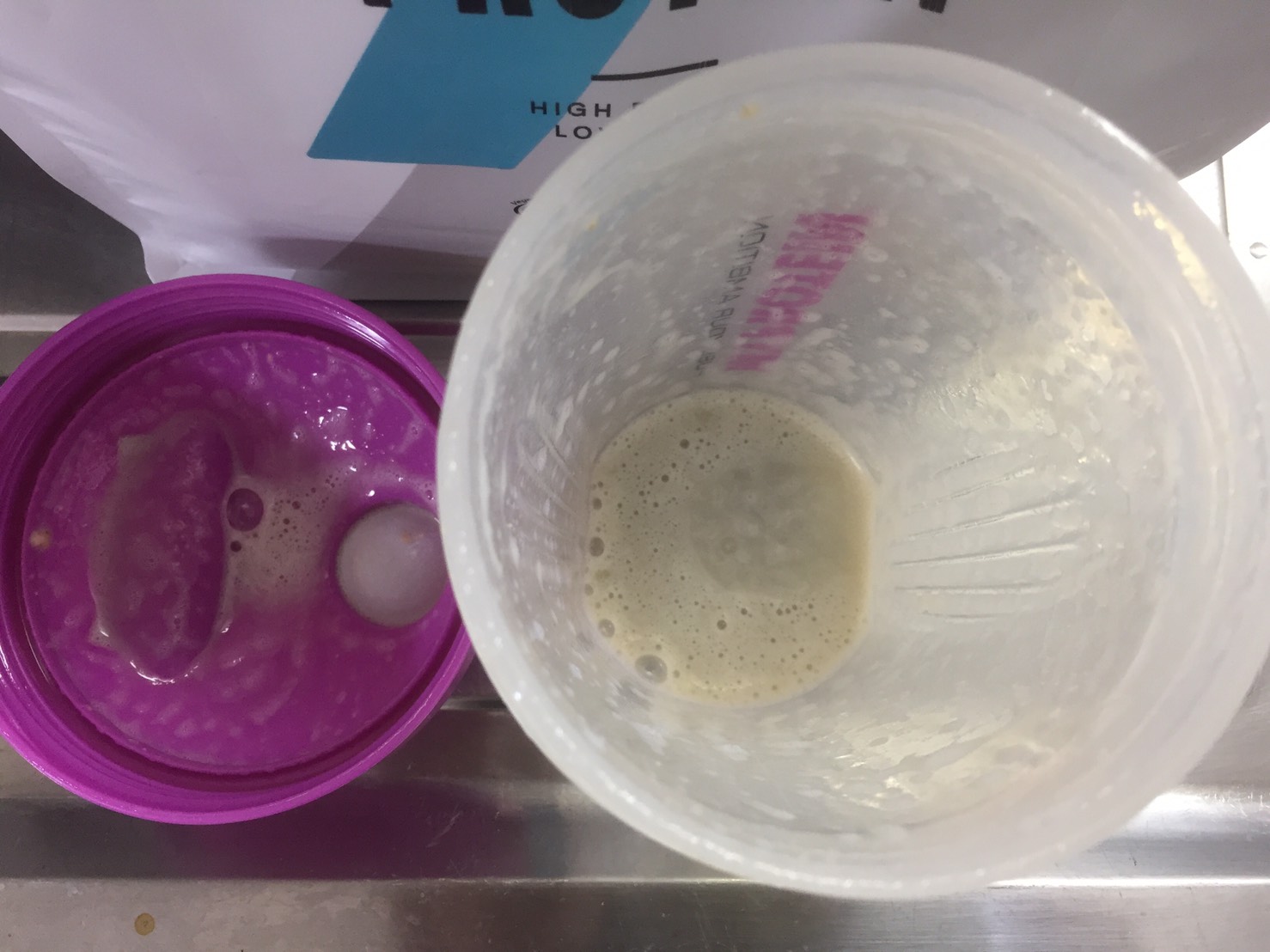 ヘーゼルナッツ味を飲み終えた様子