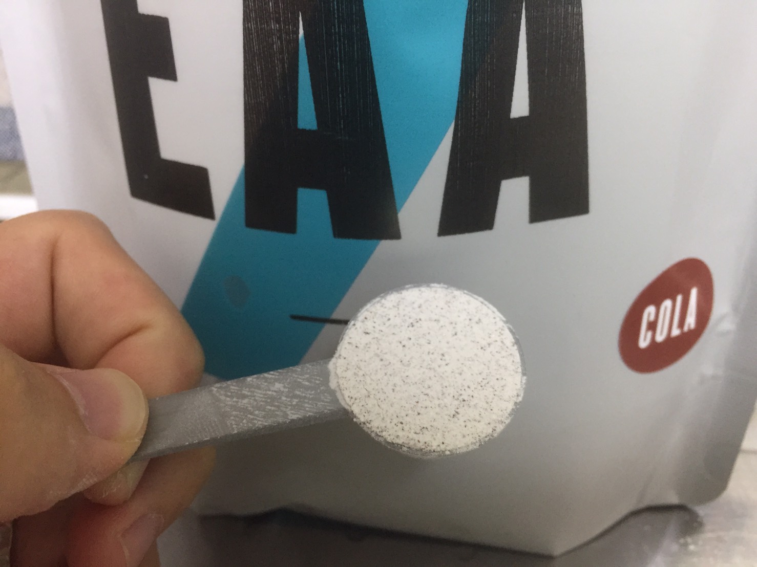 Impact EAAコーラ味の粉末の様子