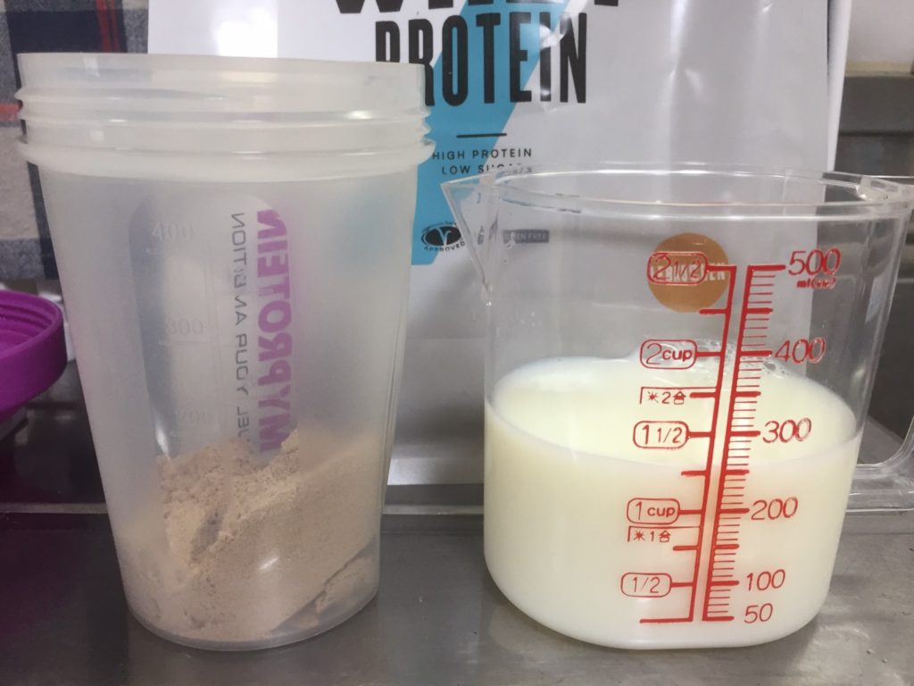 【WPC】Impactホエイプロテイン「レープクーヘン味」・「ジンジャーブレッド味」を250mlの無脂肪牛乳に溶かします。