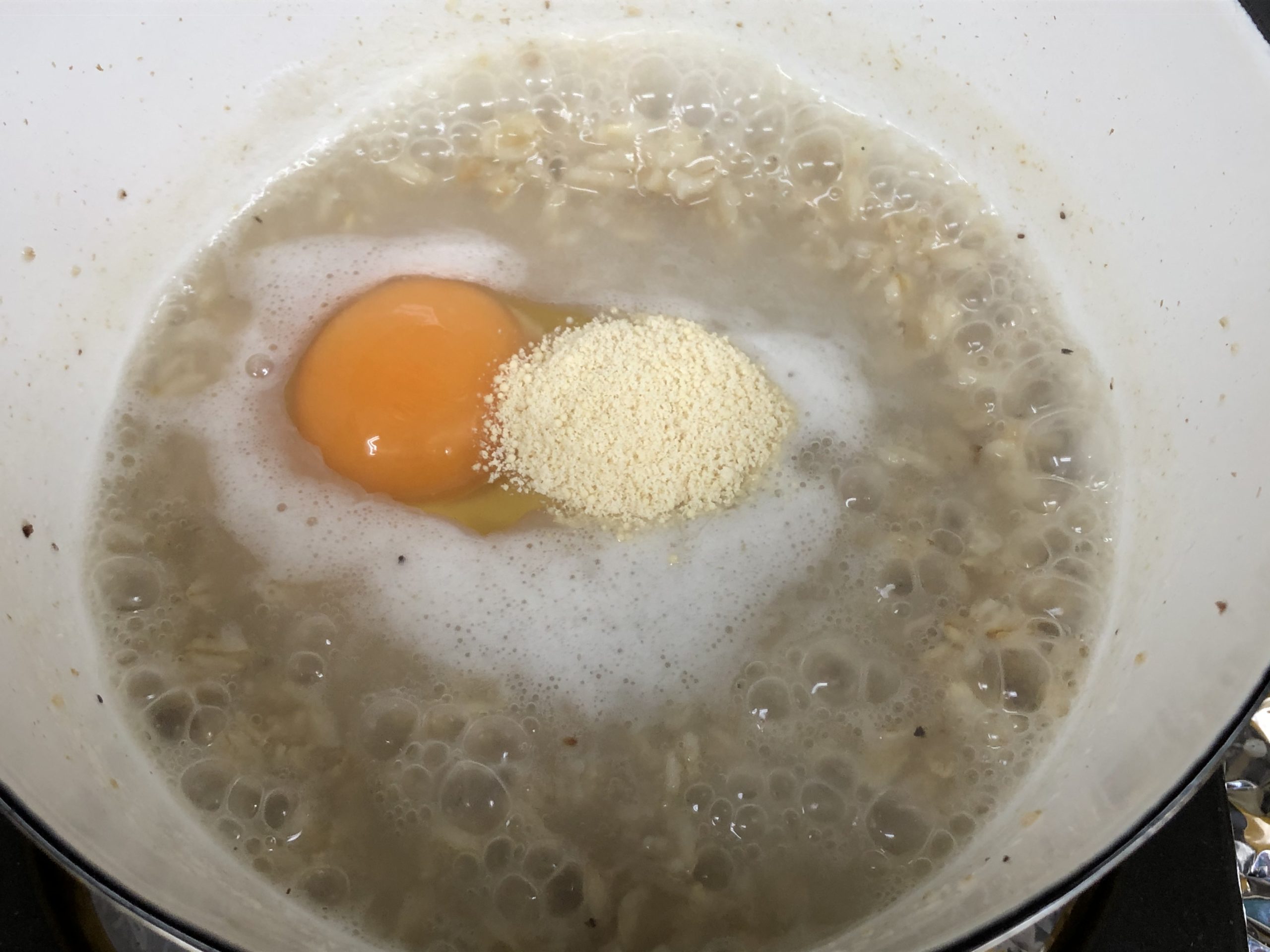 卵と鶏がらスープの素を加えます