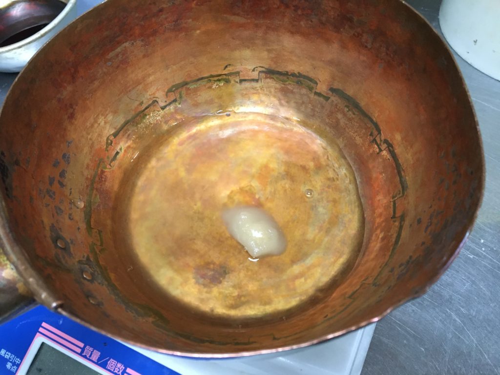 手順1：鍋に粉寒天、水80gを入れる