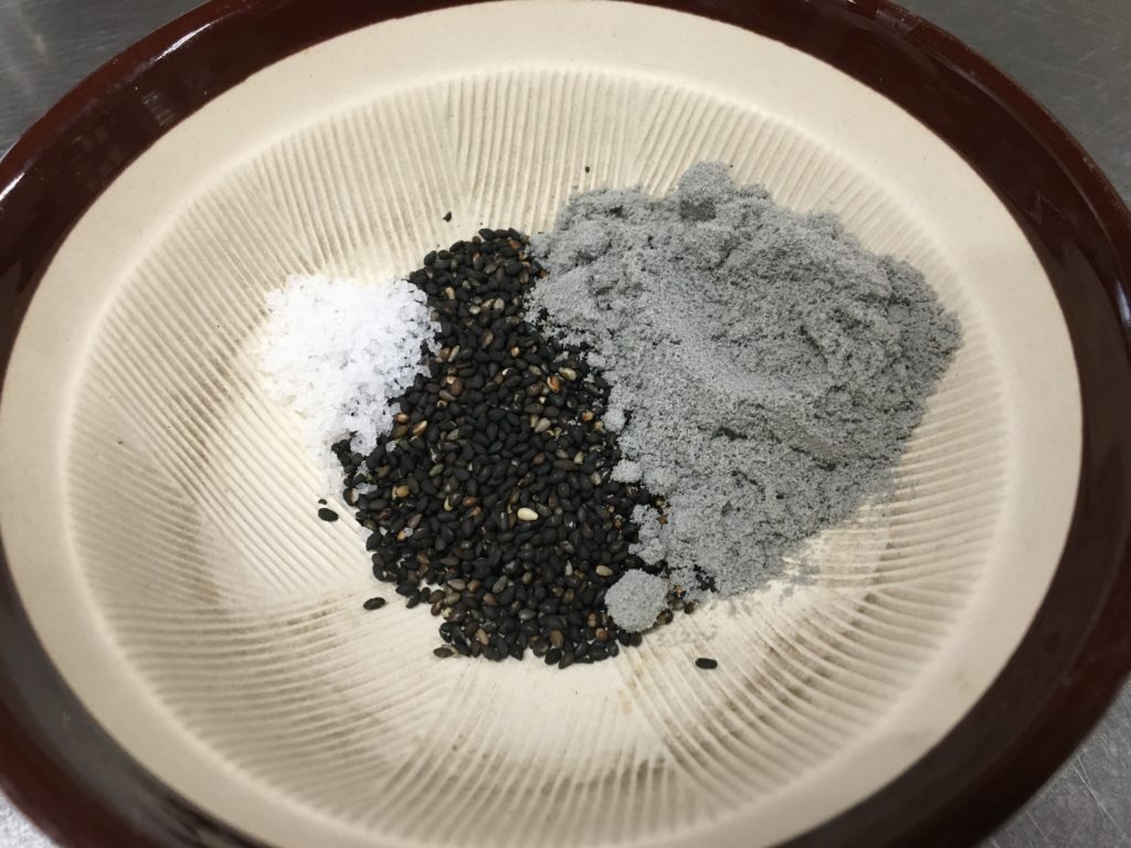 すり鉢で黒ゴマ、プロテイン、塩を混ぜる