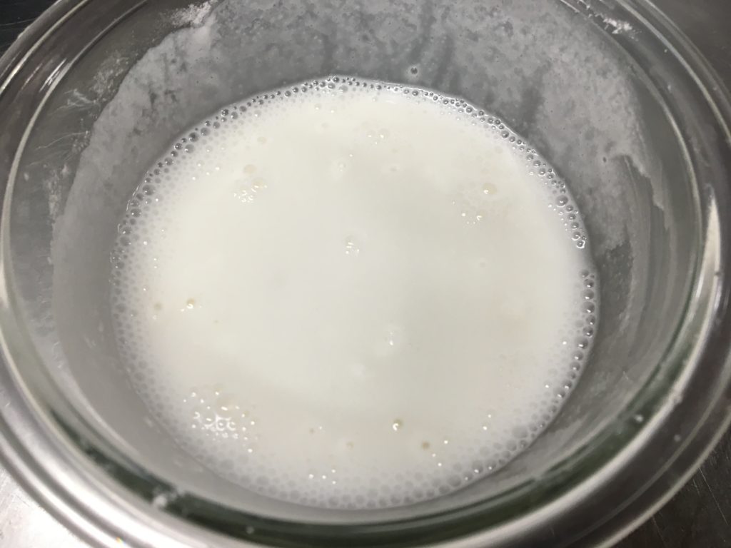 米粉とグラニュー糖を混ぜ水を入れる
