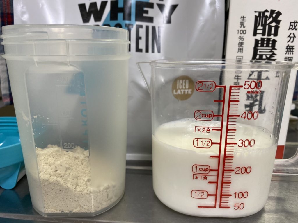 Impactホエイプロテイン：アイスラテ味を250mlの牛乳に溶かす