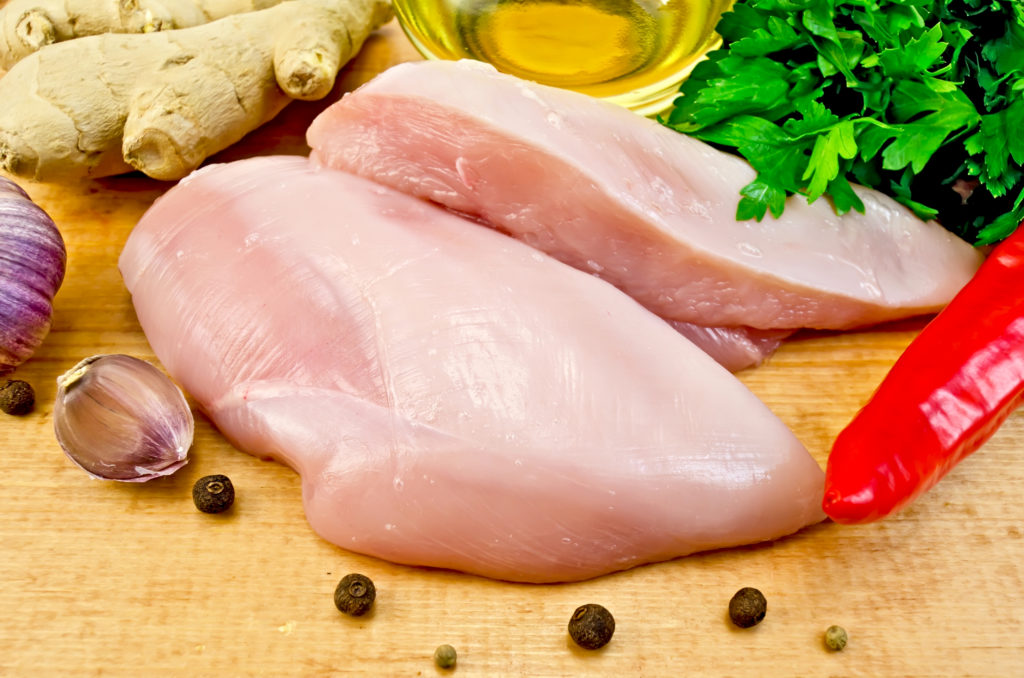 鶏胸肉（皮無し）：108kcal (タンパク質 22.3g・脂質 1.5g)