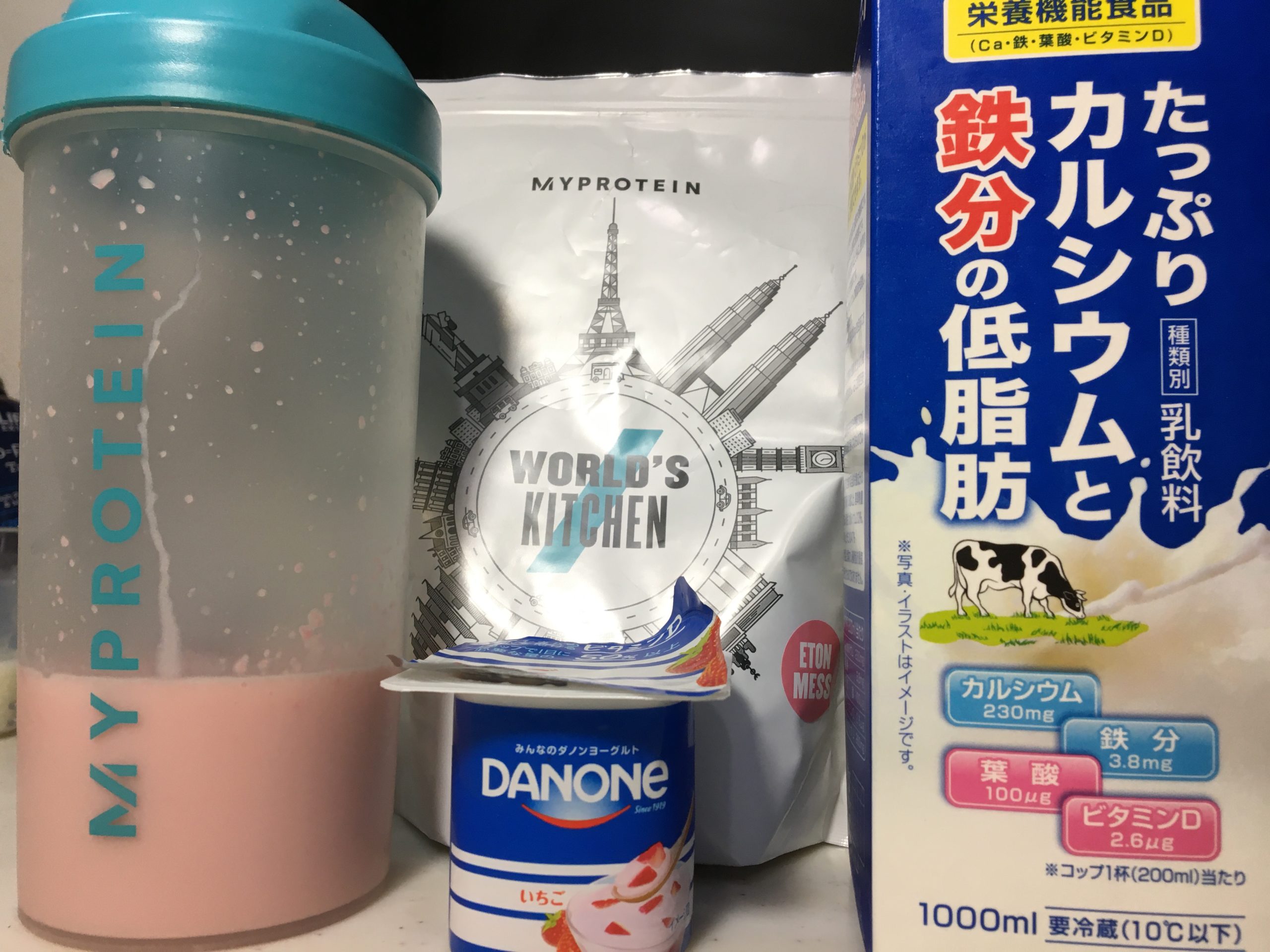 マイプロテインの イートン メス味 をレビュー あっさりしたベリー系のイチゴ味で美味しく 牛乳で溶けばイチゴミルク Wpc リザルトブログ