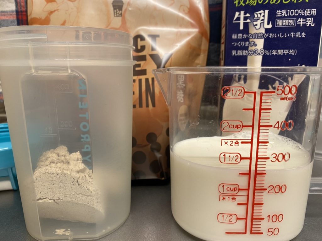 Impactホエイプロテイン：黒糖ミルクティー味を250mlの牛乳に溶かします