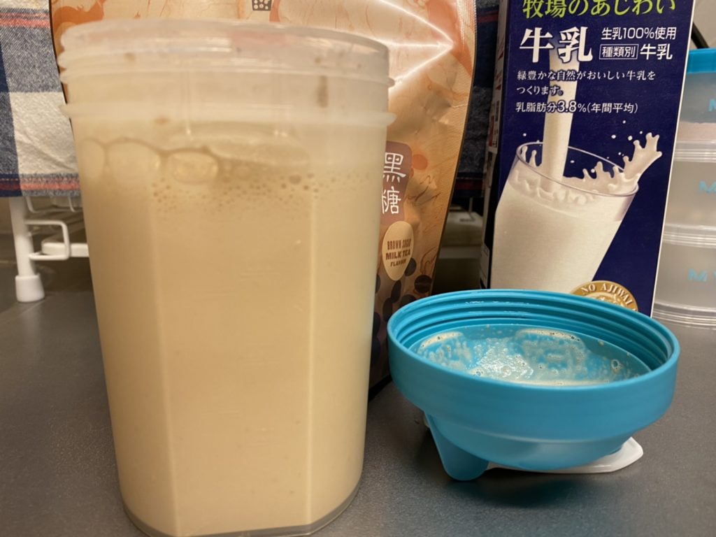 Impactホエイプロテイン：黒糖ミルクティー味を牛乳で溶かした様子