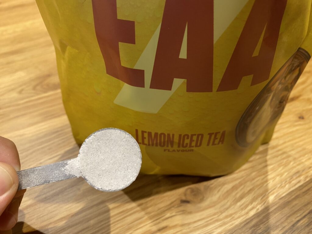 Impact EAA：アイスレモンティー味の粉末の様子