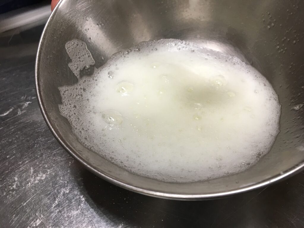 卵白を泡立て、少しずつ砂糖を分けて加える