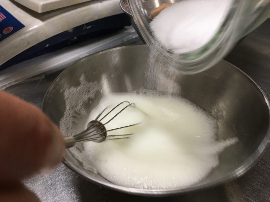 卵白を泡立て、少しずつ砂糖を分けて加える