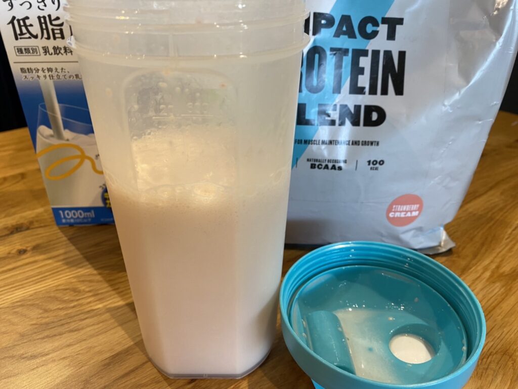 Impactプロテインブレンド：ストロベリークリーム味を300mlの牛乳に溶かした様子