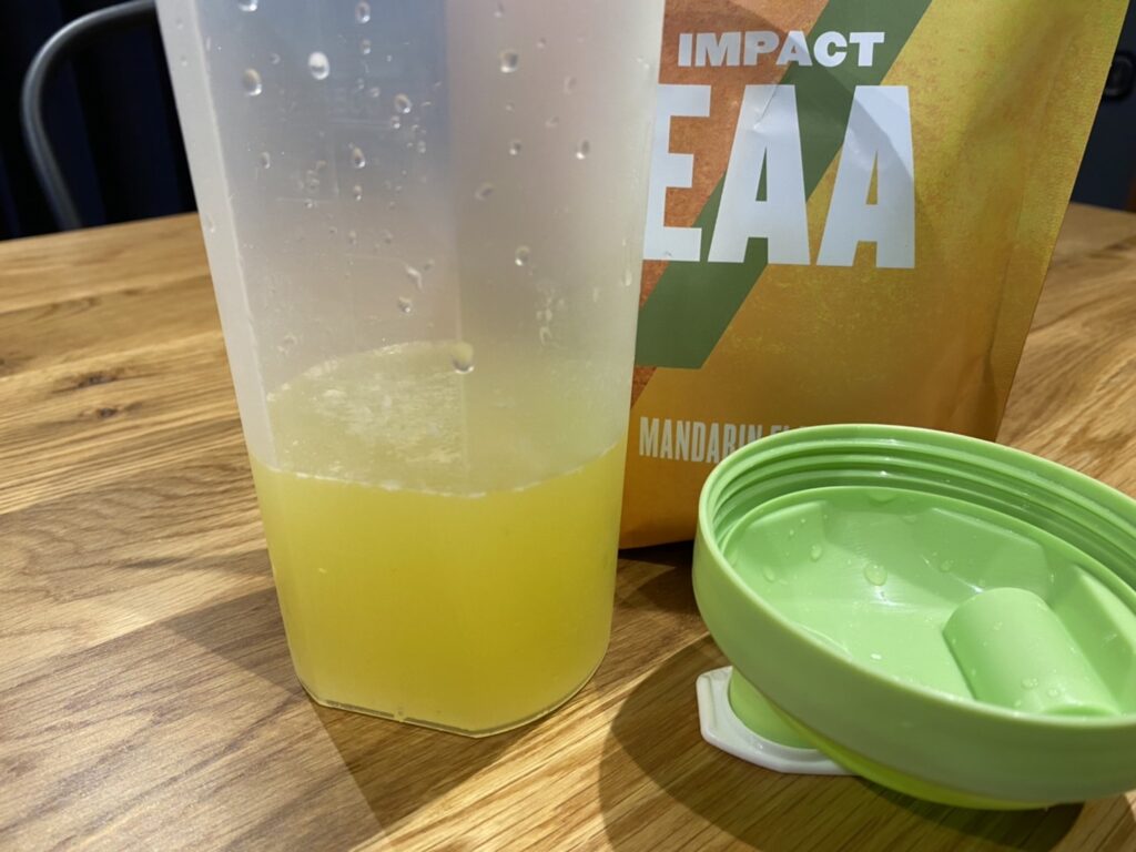 Impact EAA：マンダリン味を200mlの水に溶かした様子