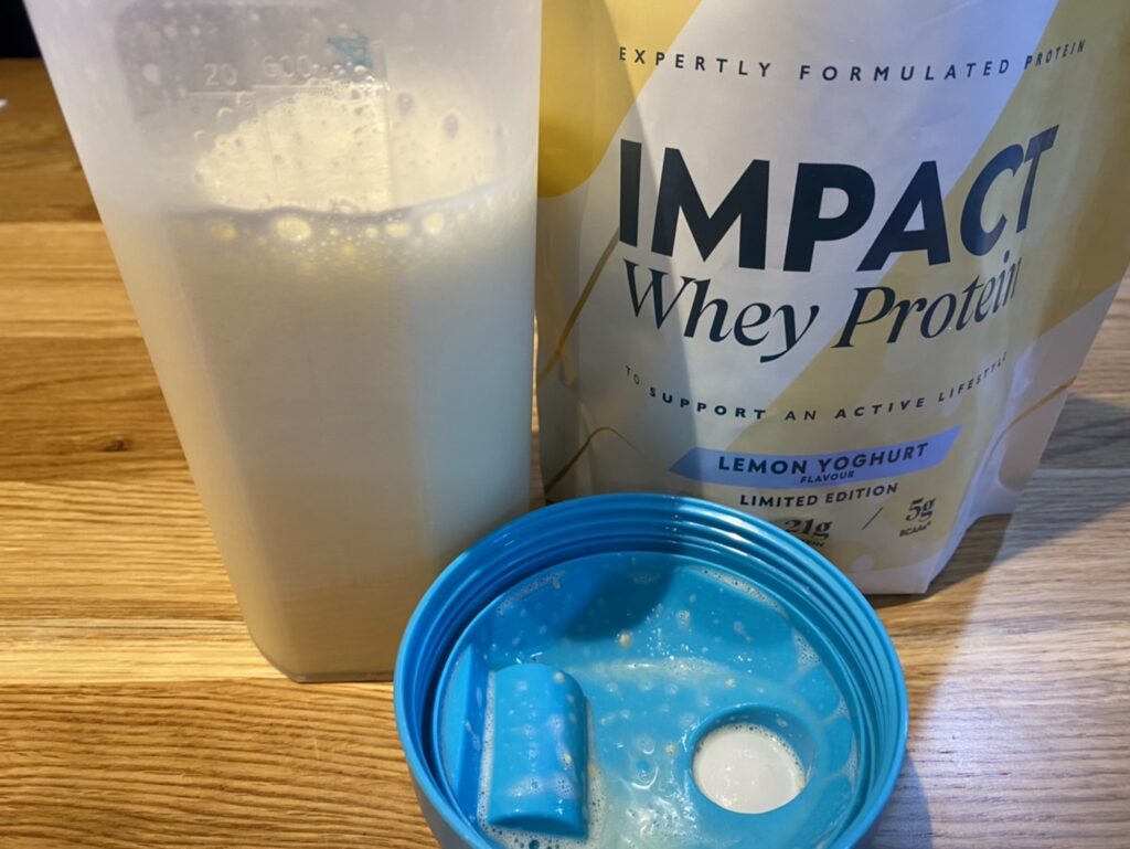 Impactホエイプロテイン：レモンヨーグルト味を250mlの水で溶かした様子