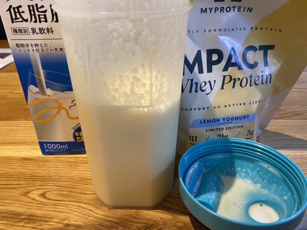Impactホエイプロテイン：レモンヨーグルト味を牛乳で割った様子